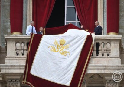 XIV. Leó pápa címert és személyi titkárt is választott magának