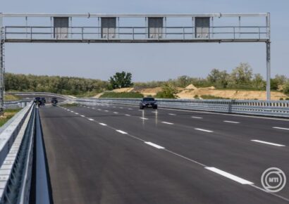 Átadták a ZalaZONE nagy sebességű oválpályáját