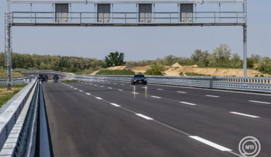 Átadták a ZalaZONE nagy sebességű oválpályáját