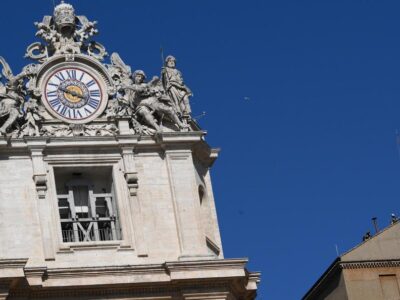 Pápaválasztás: Feltették a kéménycsövet a Sixtus-kápolna tetejére