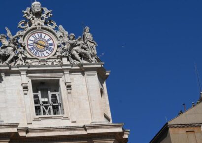 Pápaválasztás: Feltették a kéménycsövet a Sixtus-kápolna tetejére