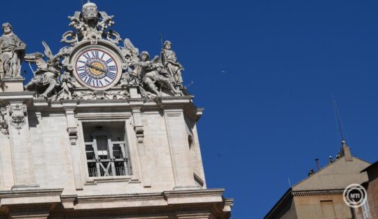 Pápaválasztás: Feltették a kéménycsövet a Sixtus-kápolna tetejére