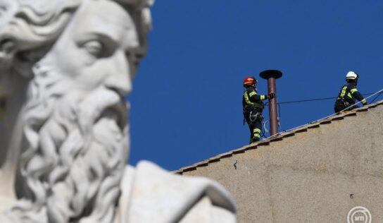 Pápaválasztás – Szentszéki szóvivő: Szerda este hét óra előtt nem száll fel az első füst