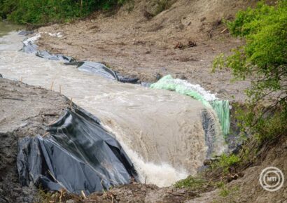 Parajd: Legalább tíz napot késnek a Korond-patak elterelési munkálatai