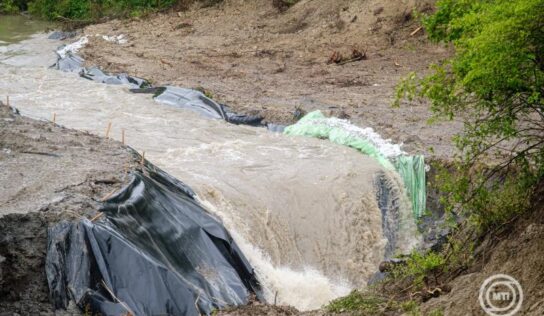 Parajd: Legalább tíz napot késnek a Korond-patak elterelési munkálatai