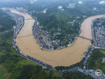 Rekordmennyiségű esőzések és árvizek sújtják Délnyugat-Kínát, több tízezer embert evakuáltak
