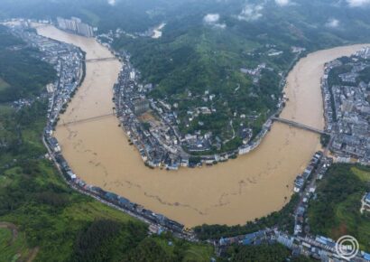 Rekordmennyiségű esőzések és árvizek sújtják Délnyugat-Kínát, több tízezer embert evakuáltak