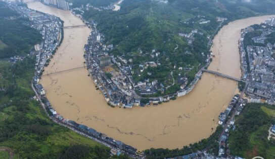 Rekordmennyiségű esőzések és árvizek sújtják Délnyugat-Kínát, több tízezer embert evakuáltak