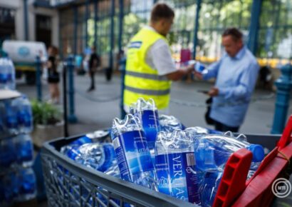 Hőség: A MÁV-csoport díjmentesen biztosít vizet utasainak a forgalmasabb vasútállomásokon, HÉV- és buszállomásokon keddtől