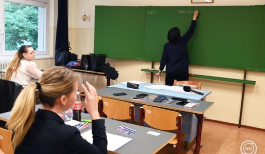 Szeptembertől és januártól tovább emelkedik a tanárok és az óvónők bére