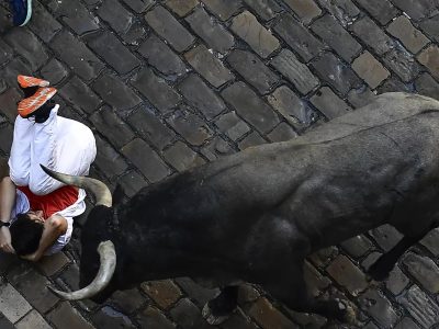 Bika szúrt meg egy férfit a pamplonai bikafuttatás második napján
