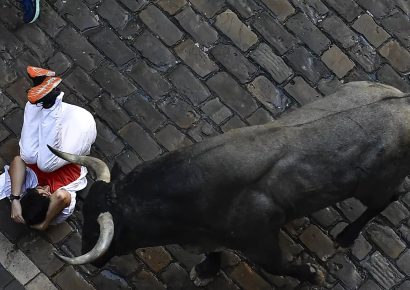 Bika szúrt meg egy férfit a pamplonai bikafuttatás második napján