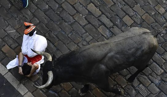 Bika szúrt meg egy férfit a pamplonai bikafuttatás második napján