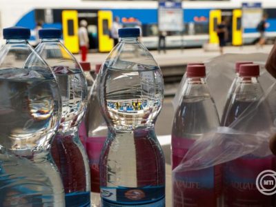 Hőség: A MÁV-csoport palackozott vizet oszt utasainak a forgalmasabb vasútállomásokon, HÉV- és buszállomásokon csütörtöktől