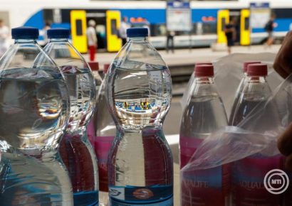 Hőség: A MÁV-csoport palackozott vizet oszt utasainak a forgalmasabb vasútállomásokon, HÉV- és buszállomásokon csütörtöktől