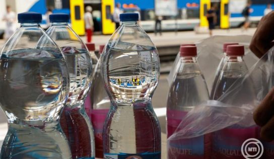 Hőség: A MÁV-csoport palackozott vizet oszt utasainak a forgalmasabb vasútállomásokon, HÉV- és buszállomásokon csütörtöktől