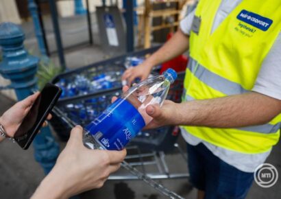 A MÁV-csoport a hőség miatt díjmentesen biztosít vizet utasainak a forgalmas állomásokon