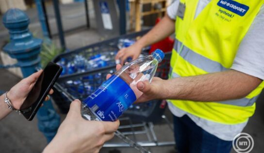 A MÁV-csoport a hőség miatt díjmentesen biztosít vizet utasainak a forgalmas állomásokon