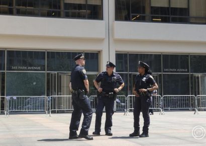 Két biztonsági őr és két irodai alkalmazott halt meg a New York-i felhőkarcolóban hétfőn este történt fegyveres támadásban