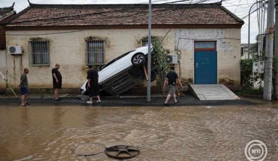 Több tucat halálos áldozata van a heves esőzéseknek Peking térségében