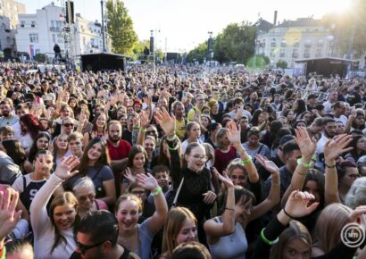 Szeptemberre halasztják Könnyek a vízben segélykoncertet