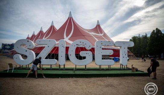 A Kneecap együttes tagjai a terrorizmust és terroristákat támogató antiszemita gyűlöletbeszédet folytatnak