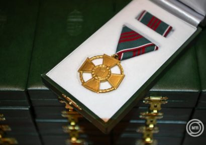 Állami kitüntetéseket és művészeti díjakat adtak át a Pesti Vigadóban