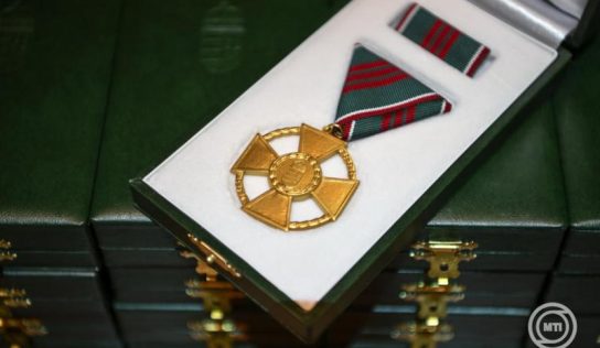 Állami kitüntetéseket és művészeti díjakat adtak át a Pesti Vigadóban