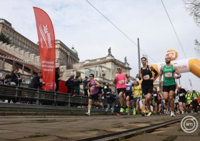 Futóversenyek miatt változik a közlekedés hétvégén a Várkert Bazár környékén