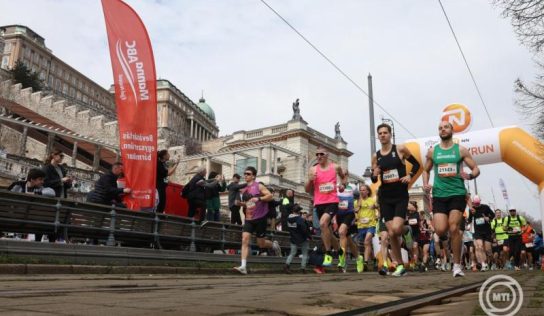 Futóversenyek miatt változik a közlekedés hétvégén a Várkert Bazár környékén