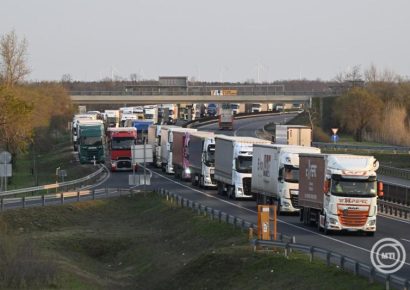 Időszakosan újra feloldják a kamionstopot