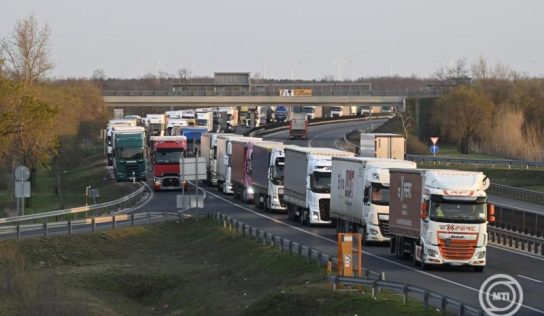 Időszakosan újra feloldják a kamionstopot