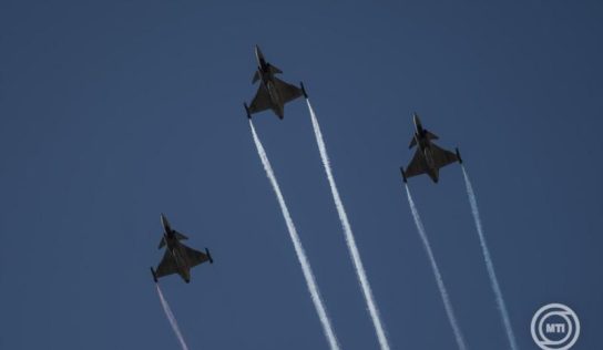 Augusztus 20. – Nehéz katonai járművek a Városligetben, légi parádé a Duna felett