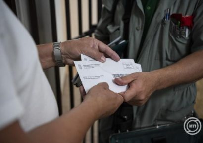A Magyar Posta megkezdte a nyugdíjasoknak az élelmiszer-utalványok kézbesítését