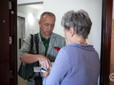 Zajlik a nyugdíjasok élelmiszer-utalványainak kézbesítése