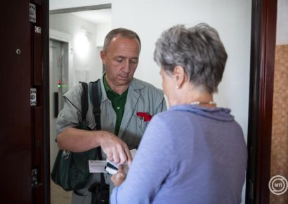 Zajlik a nyugdíjasok élelmiszer-utalványainak kézbesítése