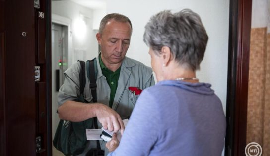 Zajlik a nyugdíjasok élelmiszer-utalványainak kézbesítése