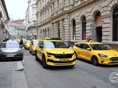 Elszállíttatja a forgalmat akadályozó taxikat a rendőrség