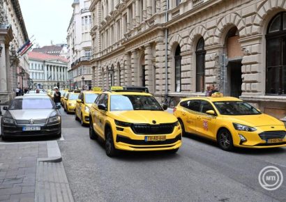 Elszállíttatja a forgalmat akadályozó taxikat a rendőrség