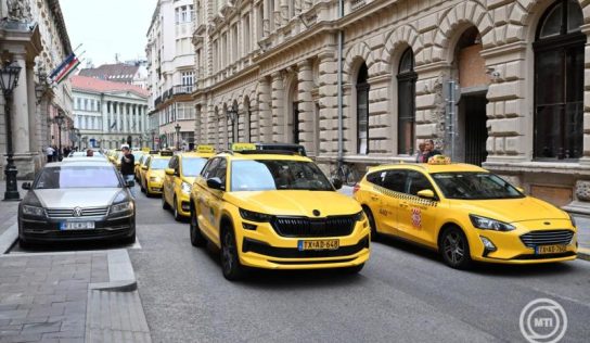 Elszállíttatja a forgalmat akadályozó taxikat a rendőrség