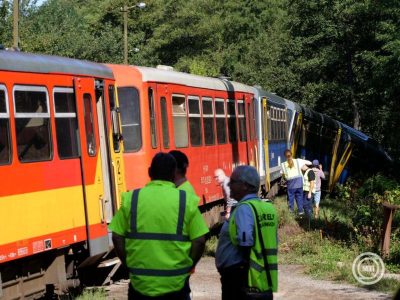 Kisiklott egy vonat több kocsija Magyarkút megállóhelynél, egy utas könnyebben megsérült