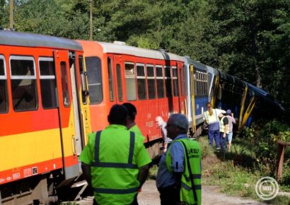 Kisiklott egy vonat több kocsija Magyarkút megállóhelynél, egy utas könnyebben megsérült