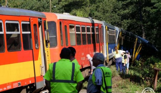 Kisiklott egy vonat több kocsija Magyarkút megállóhelynél, egy utas könnyebben megsérült