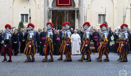 Évtizedek után először a pápa is részt vett az svájci gárdisták eskütételén