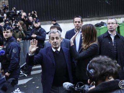 Nicolas Sarkozy volt francia elnök megkezdte börtönbüntetésének letöltését