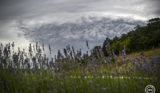 Lehűlés érkezik erős széllel és esővel a hét elején