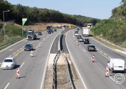 December 1-től már csak a NÚSZ-nál lehet idei éves országos autópálya-matricát venni