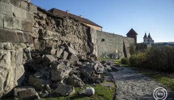 Falomlás miatt lezárták a várfalsétányt az egri várban