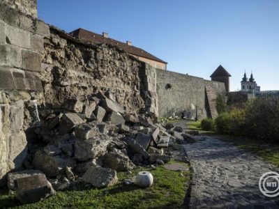 Falomlás miatt lezárták a várfalsétányt az egri várban