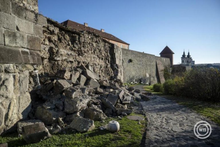 Falomlás miatt lezárták a várfalsétányt az egri várban